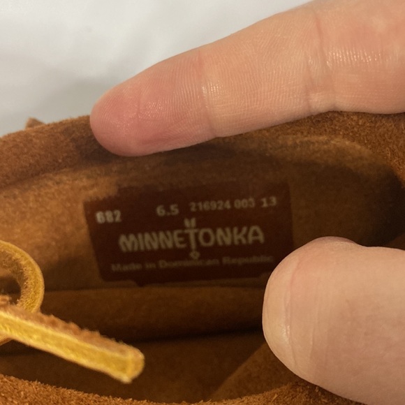 New Minnetonka Classic Fringe Hardsole Moccasin Boot in brown size 6.5 - Picture 6 of 7